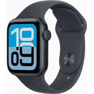 Apple Watch SE 3 40mm in Midnight Aluminium with the Midnight Sport Band, three-quarter view with the watch face on